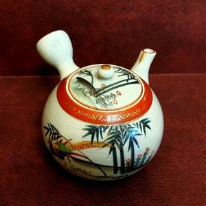 Vintage KUTANI Marked Japanese KYUSU Side Handle Teapot Handpainted w/Gold Trim.